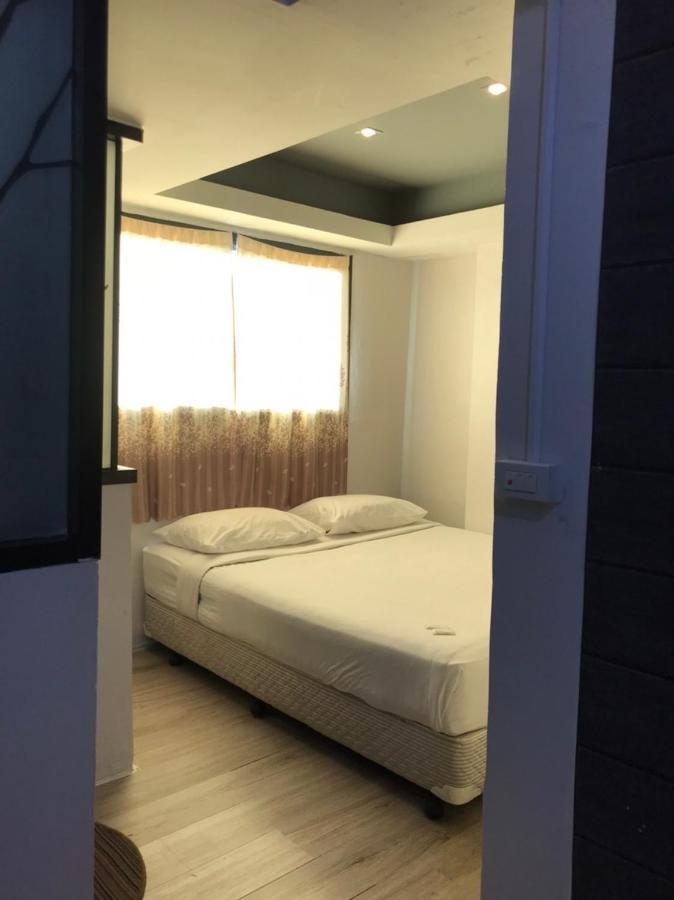 Rod Fai Fah Apartment Bangkok Bagian luar foto