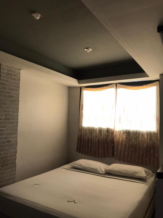 Rod Fai Fah Apartment Bangkok Bagian luar foto