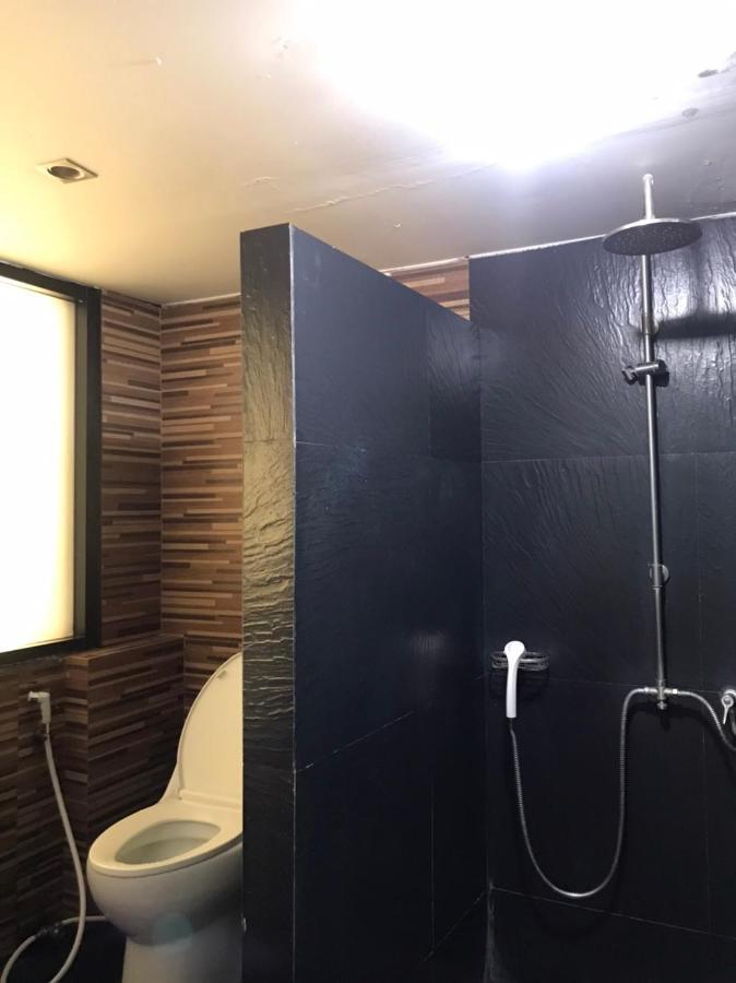 Rod Fai Fah Apartment Bangkok Bagian luar foto