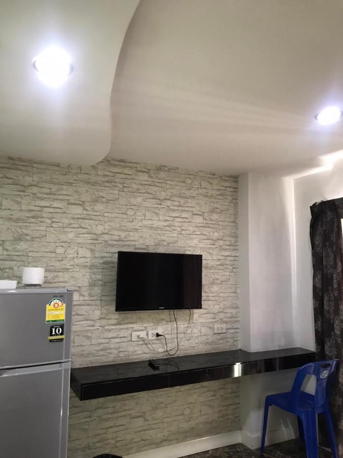 Rod Fai Fah Apartment Bangkok Bagian luar foto