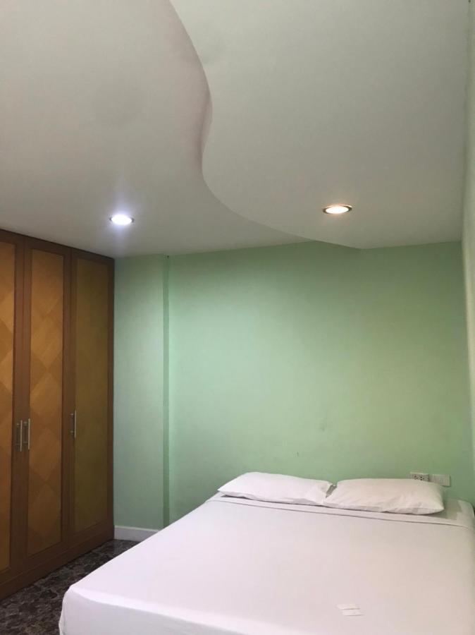 Rod Fai Fah Apartment Bangkok Bagian luar foto