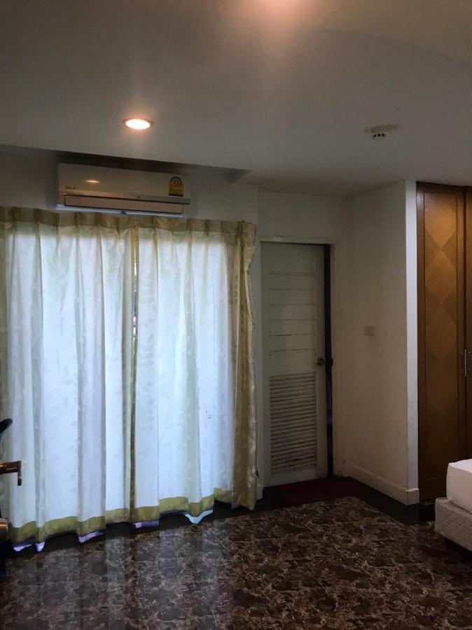 Rod Fai Fah Apartment Bangkok Bagian luar foto