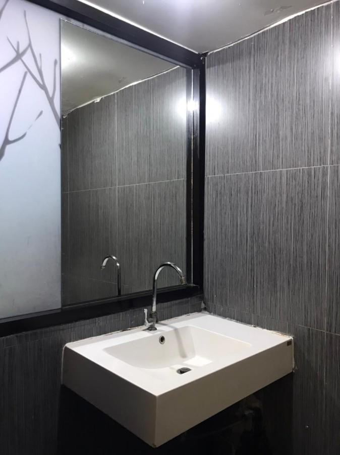 Rod Fai Fah Apartment Bangkok Bagian luar foto